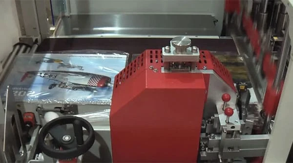 Side Sealer machine video shrink wrapping large calendars 